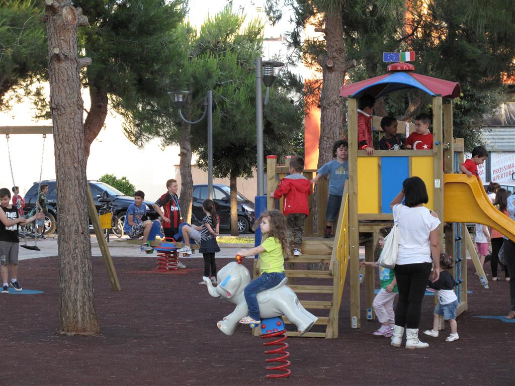 I bambini alla conquista della nuova piazzetta Fedele