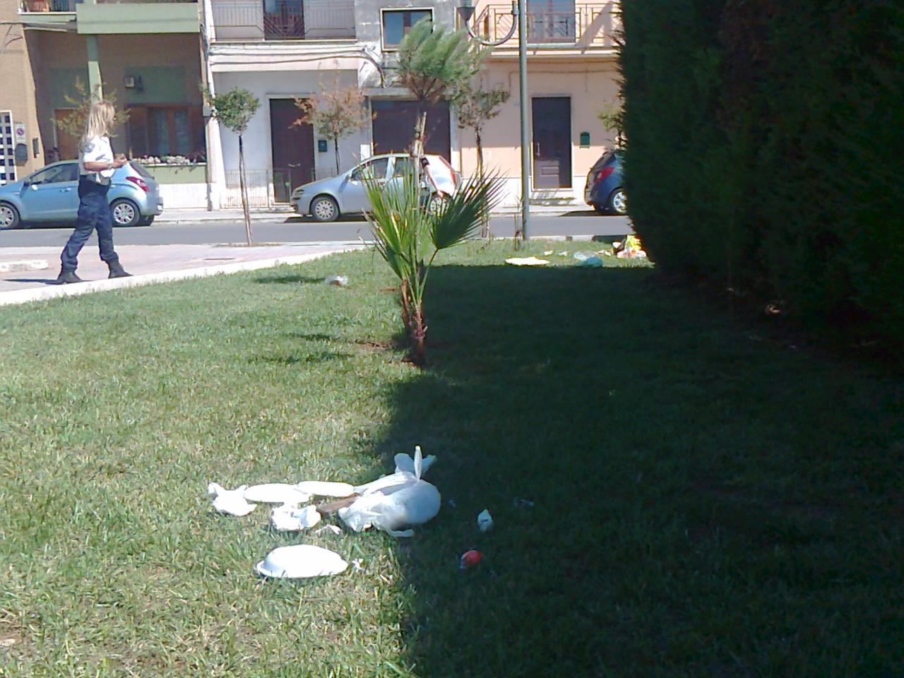 Rifiuti nella Piazzetta Fedele appena riaperta. Le registrazioni delle telecamere permetteranno di individuare i responsabili