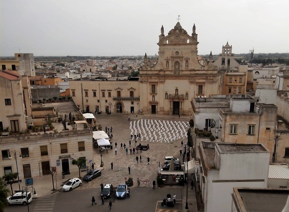 Duecento sedie vuote e mute gridano aiuto in Piazza San Pietro a Galatina 
