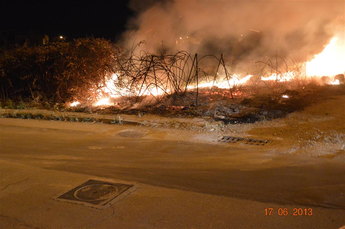 Fiamme alte nella notte in via Val d'Aosta