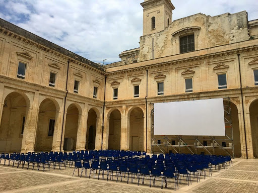 Torna il cinema all'aperto ai Teatini con 200 spettatori e 400 sedie numerate Torna il cinema all'aperto ai Teatini con 200 spettatori e 400 sedie numerate