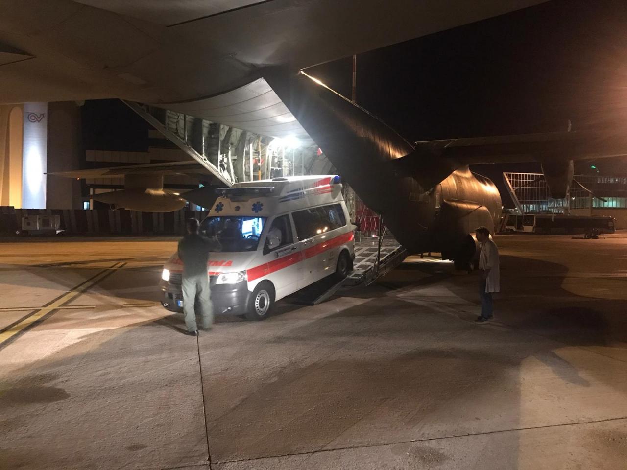 C130 dell'Aeronautica Militare trasporta da Bari a Torino venticinquenne in pericolo di vita C130 dell'Aeronautica Militare trasporta da Bari a Torino venticinquenne in pericolo di vita