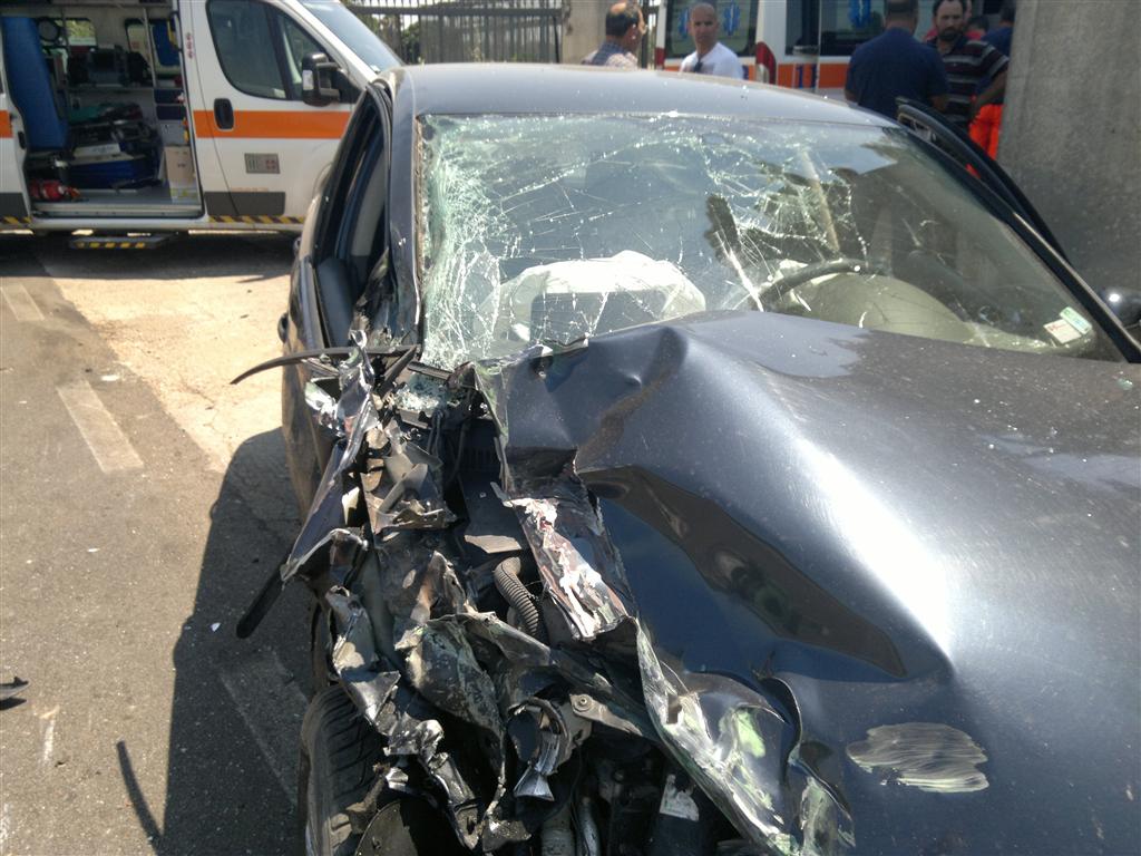 Scontro tra Golf e camion sulla Galatina-Collemeto. Una donna e tre bambine escono quasi indenni dall'auto distrutta