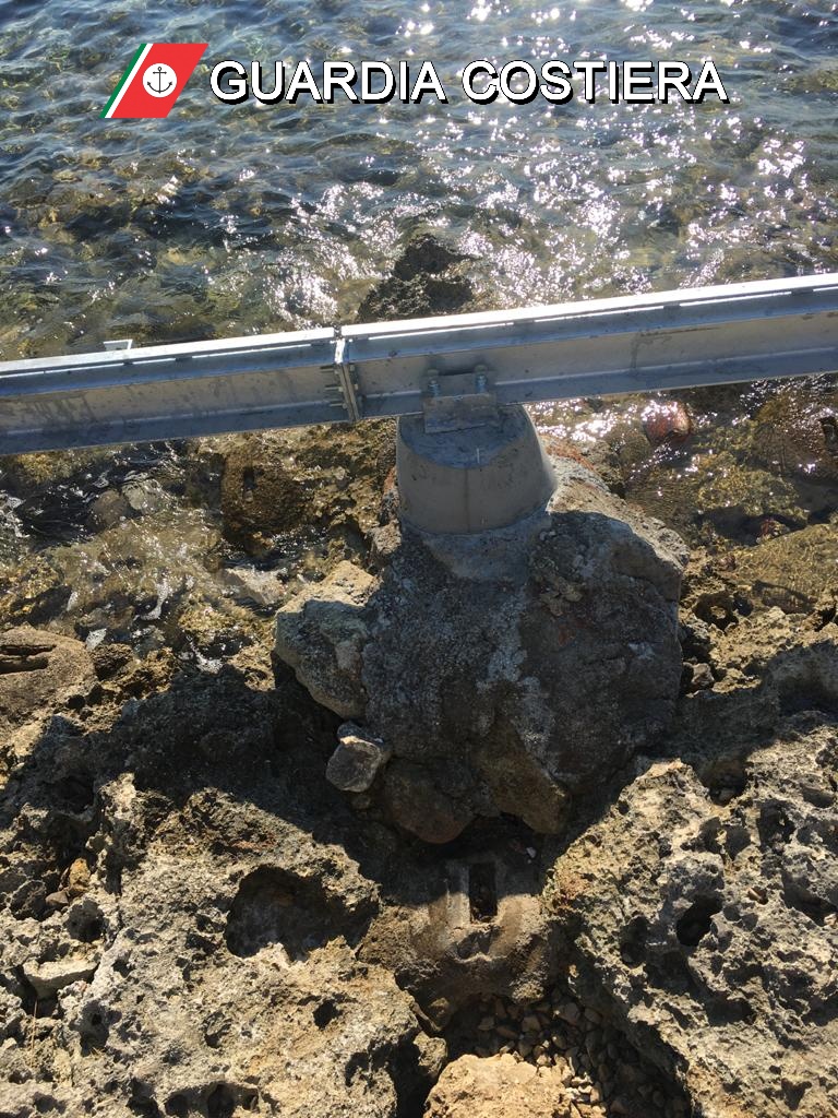 Cemento sugli scogli, scattano le denunce
