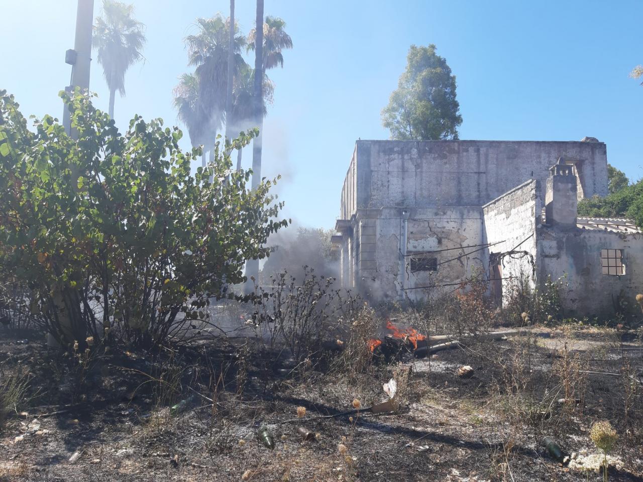 Di nuovo fiamme e fumo intorno alla via di Noha