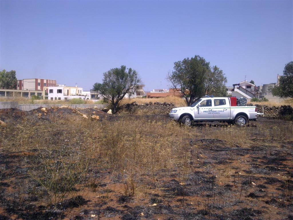 Tre incendi in una sola mattinata. Sono tornati i piromani? Il Nucleo Operativo di Protezione Civile impegnato per sette ore