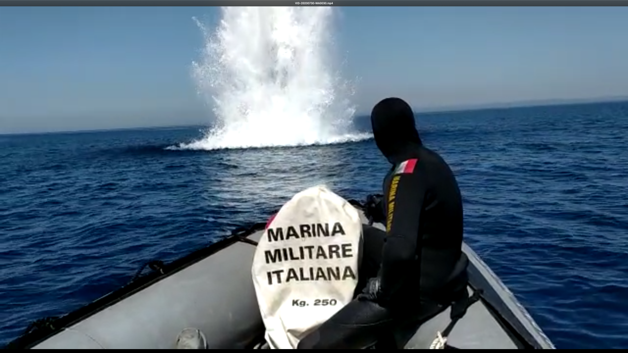 I palombari distruggono una bomba d’aereo da 500 libbre sul litorale di San Vito