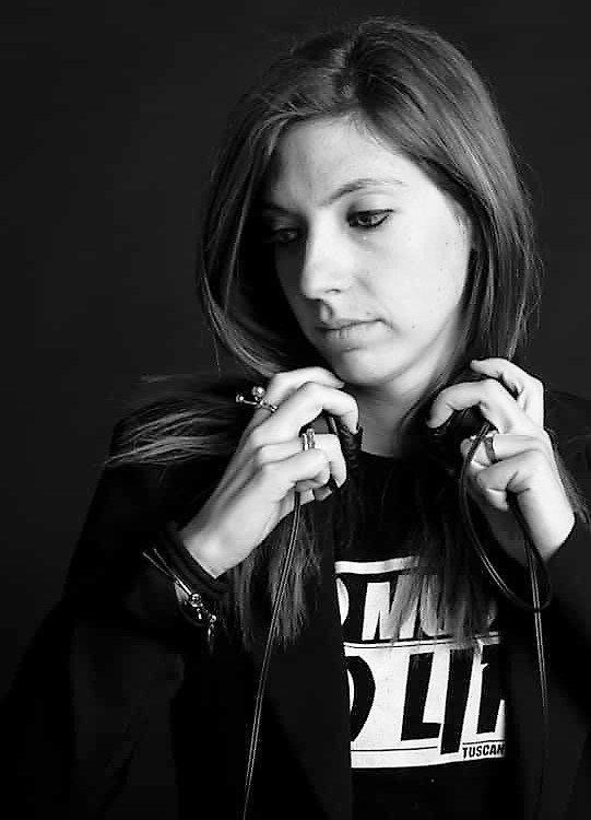 Roxy (Maria Rosaria Cretì), giovane musicista galatinese, è fra i tre finalisti del NYCA, un prestigioso concorso mondiale che si svolge a New York