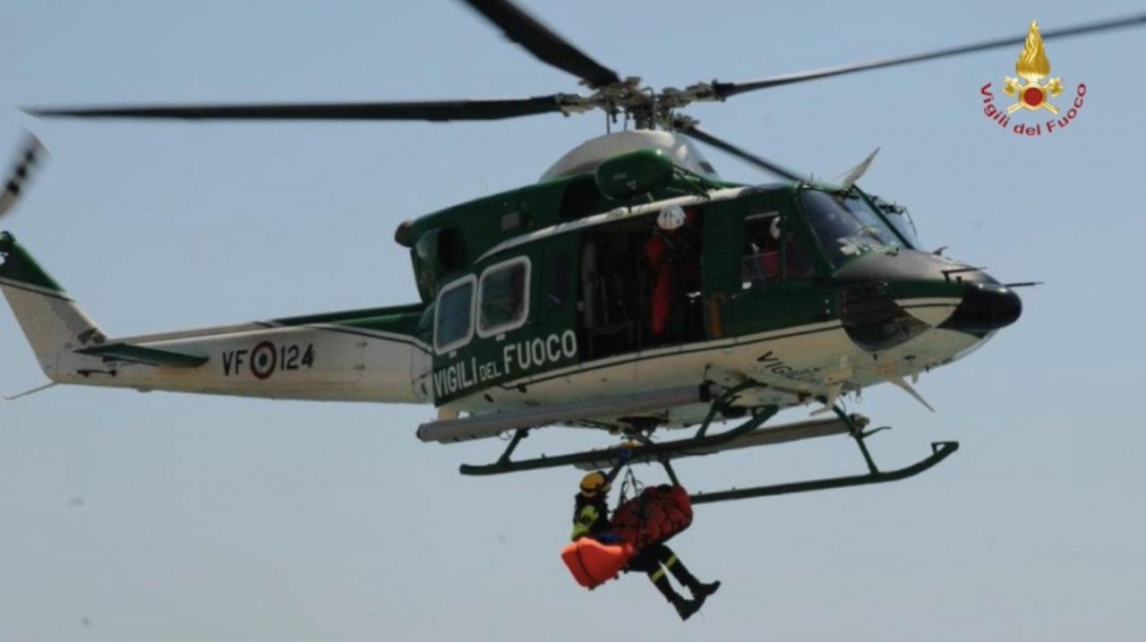 Precipita dagli scogli e viene salvato da un elicottero dei Vigili del Fuoco