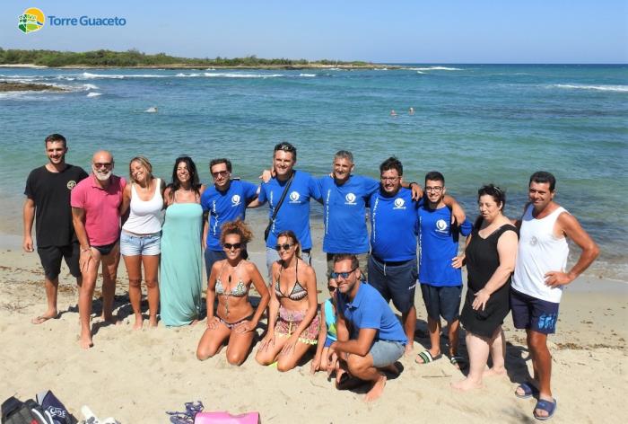 Volontari ripuliscono i fondali di Torre Guaceto