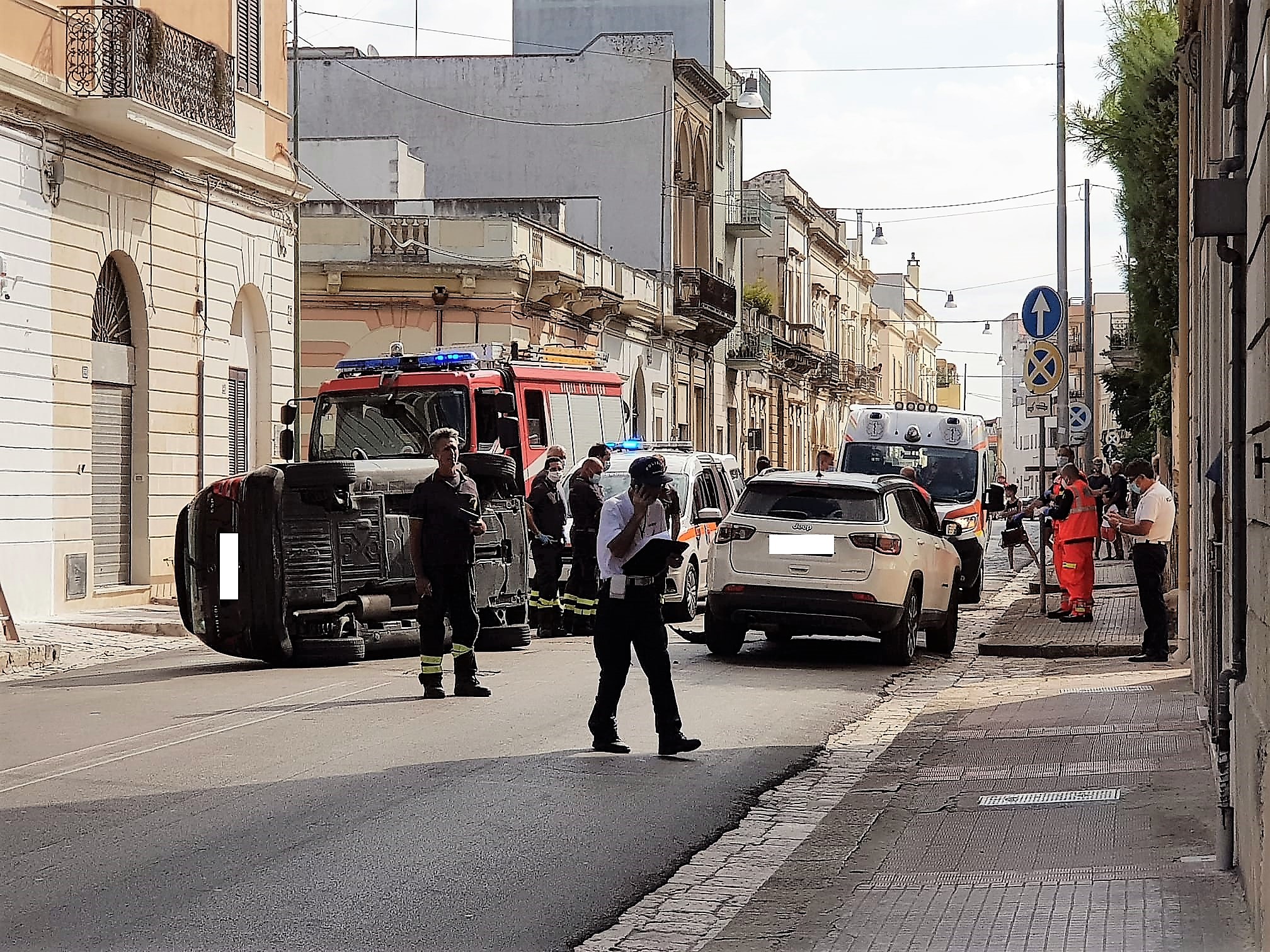 In via XX Settembre a Galatina auto si ribalta dopo avere urtato una Jeep ferma. Feriti i due conducenti