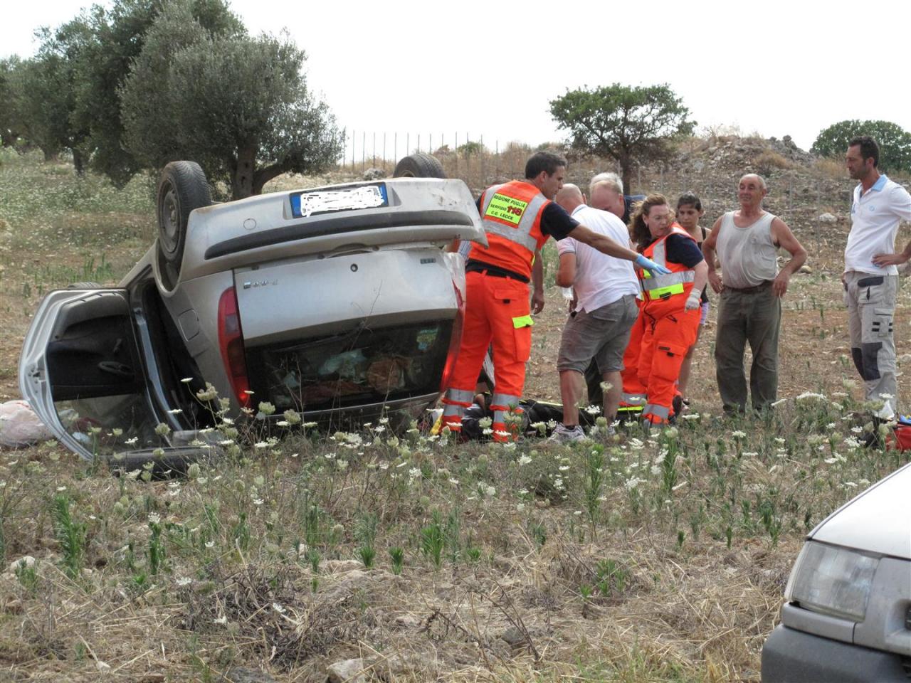 Incastrato nell'auto capovoltasi fuori strada viene estratto dagli operatori del 118 e ricoverato al 'Vito Fazzi' Incastrato nell'auto capovoltasi fuori strada viene estratto dagli operatori del 118 e ricoverato al 'Vito Fazzi'