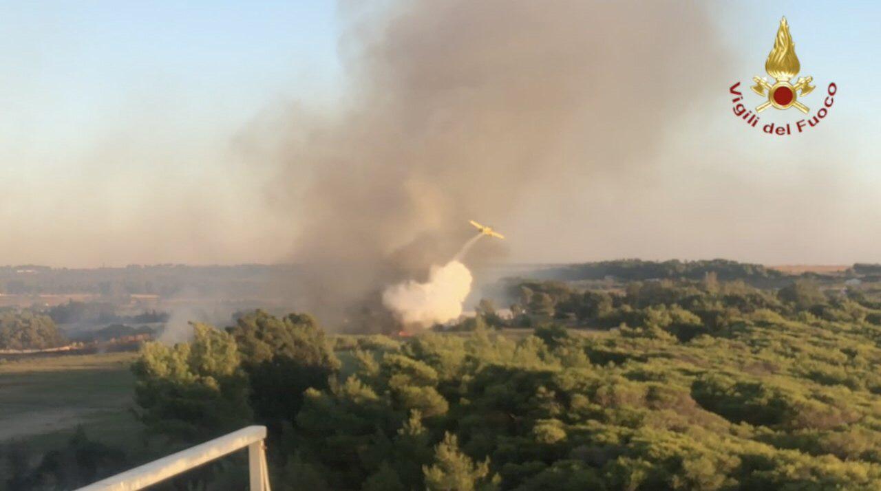 Dopo la grande paura domato un vasto incendio alla Baia Verde
