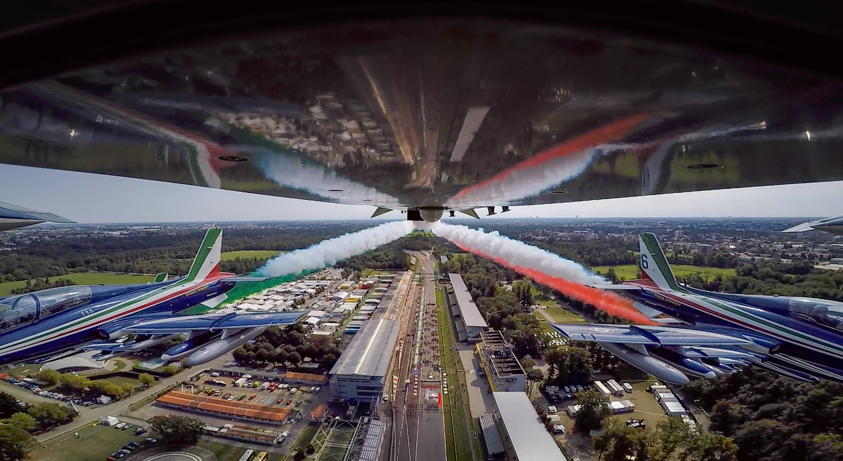 Le Frecce Tricolori sull'autodromo di Monza Le Frecce Tricolori sull'autodromo di Monza
