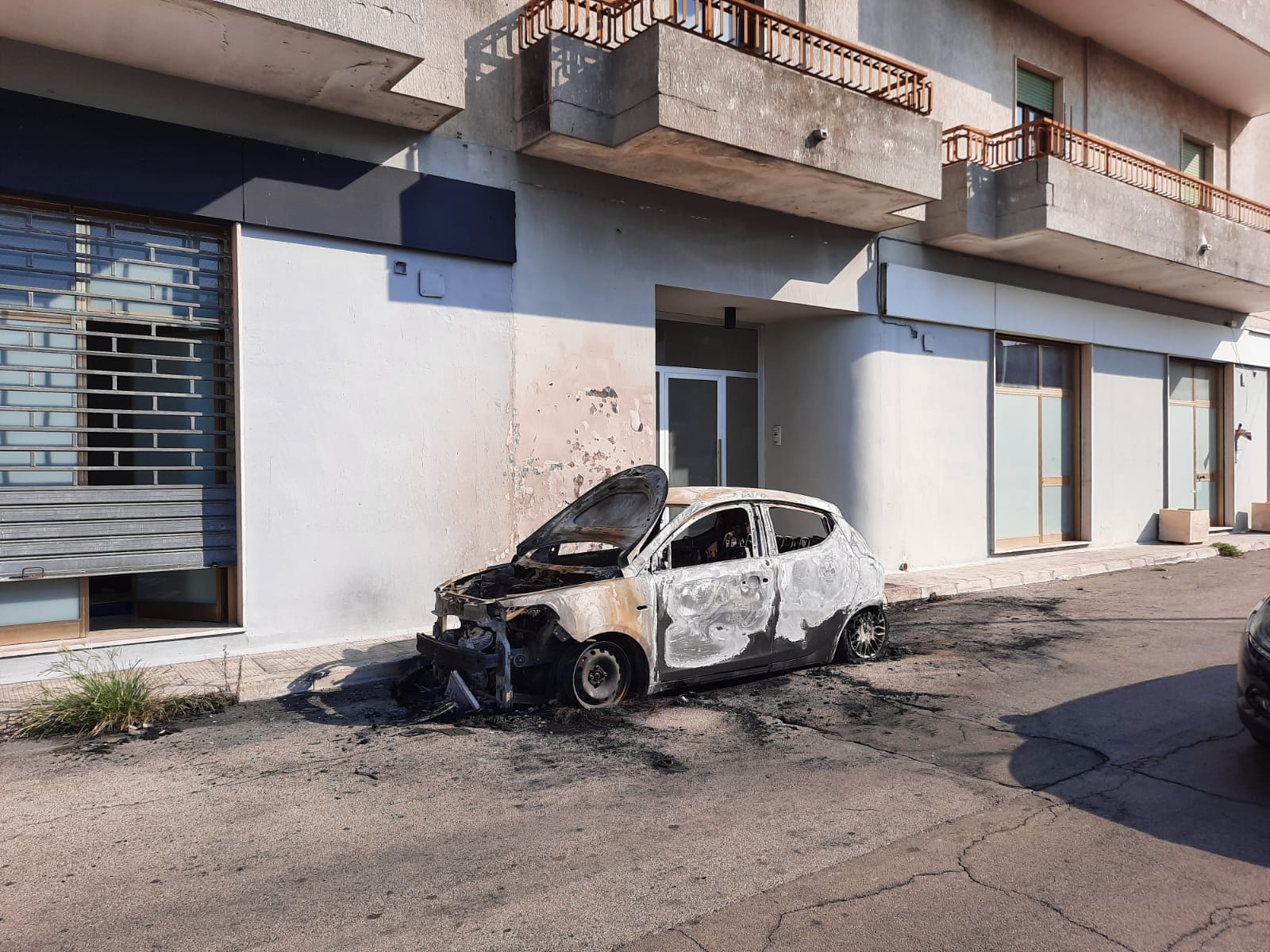 Auto in fiamme in via Umbria a Galatina