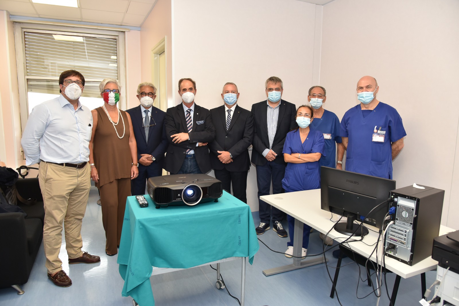 Il Rotary dona un videoproiettore alla Lung Cancer Unit del 'Fazzi' Il Rotary dona un videoproiettore alla Lung Cancer Unit del 'Fazzi'