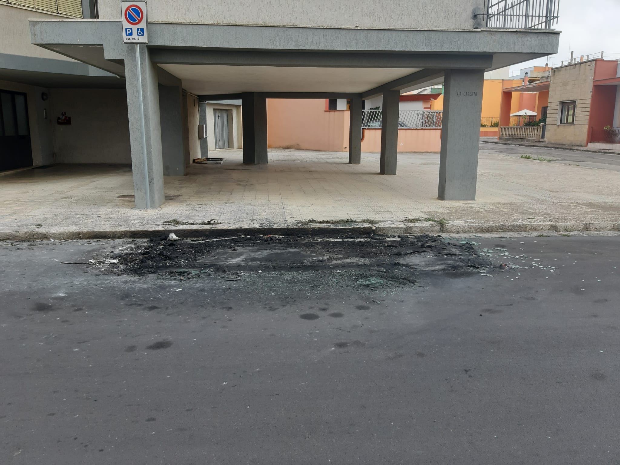 A fuoco in via Caserta un'auto ricollegabile ad un pregiudicato galatinese
