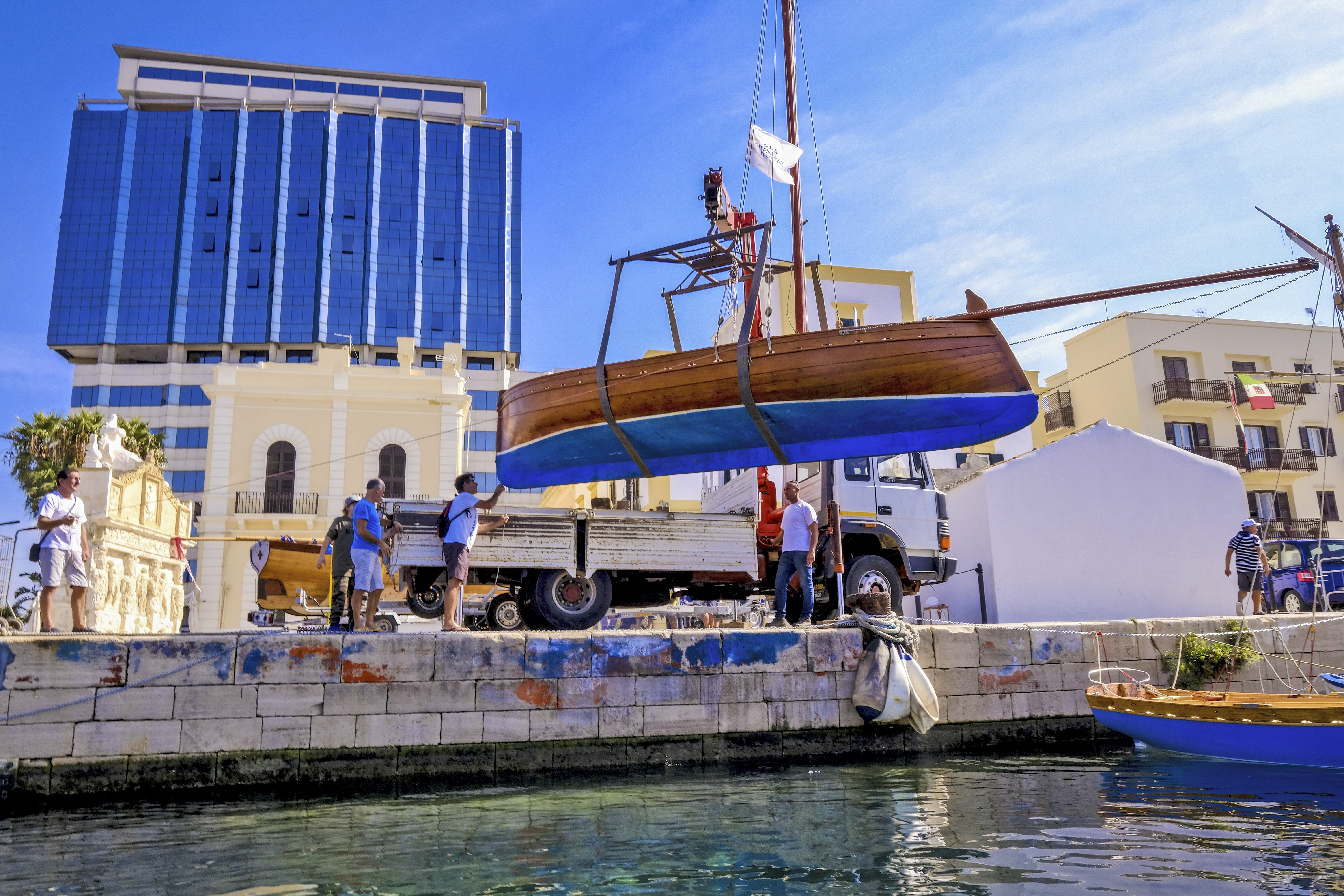 Ritorna “100 Artisti per il Salento – Simposio Internazionale d’Arte Contemporanea” Ritorna “100 Artisti per il Salento – Simposio Internazionale d’Arte Contemporanea”