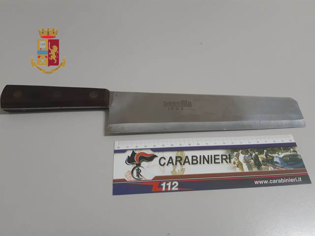 Armati di coltelli aggrediscono davanti ad un bar due cugini galatinesi, arrestati un uomo di Galatina ed uno di Cutrofiano 