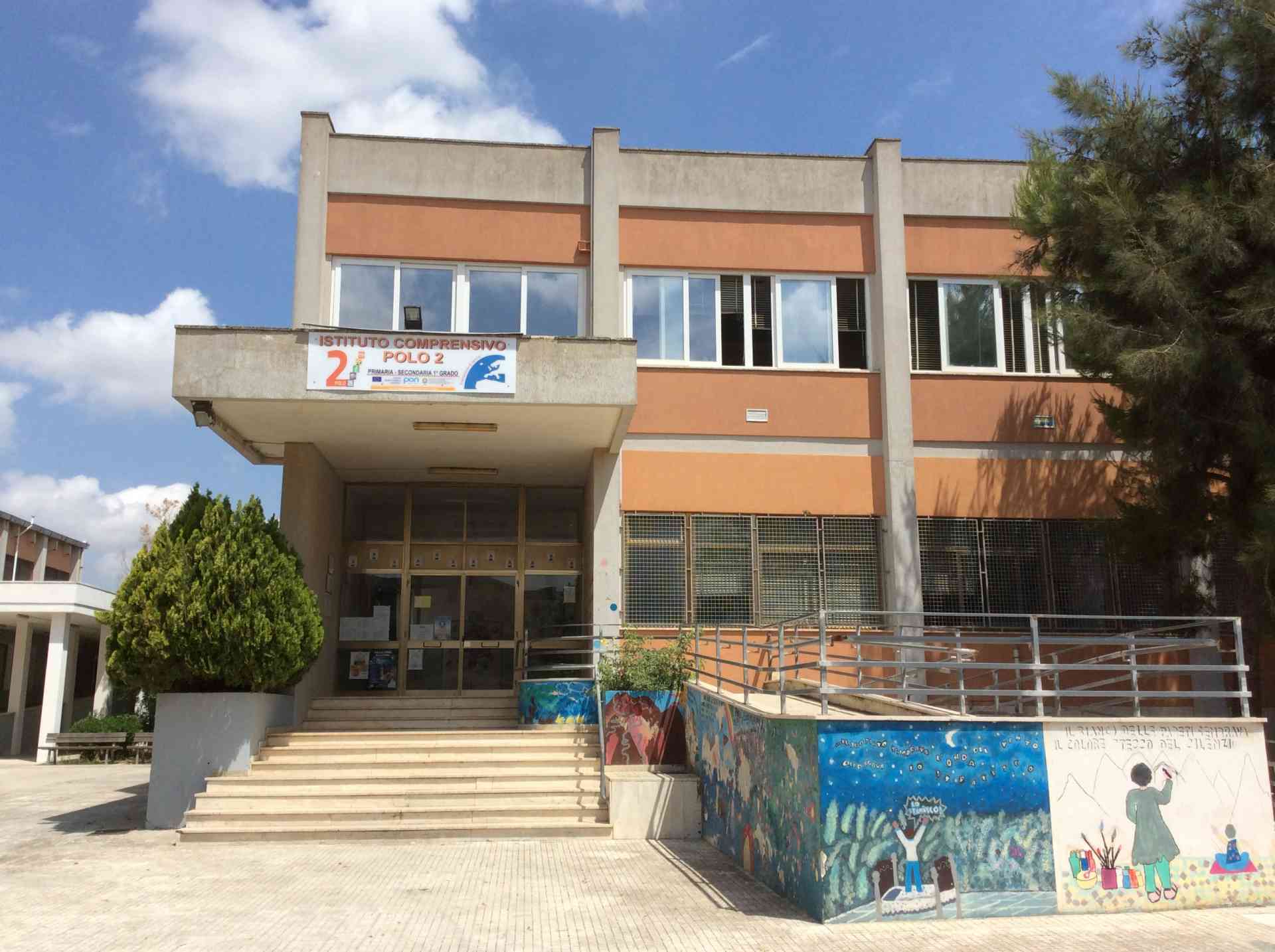 COVID-19. Un caso positivo nel Polo 2 di Noha, il Sindaco chiude la scuola per un giorno COVID-19. Un caso positivo nel Polo 2 di Noha, il Sindaco chiude la scuola per un giorno