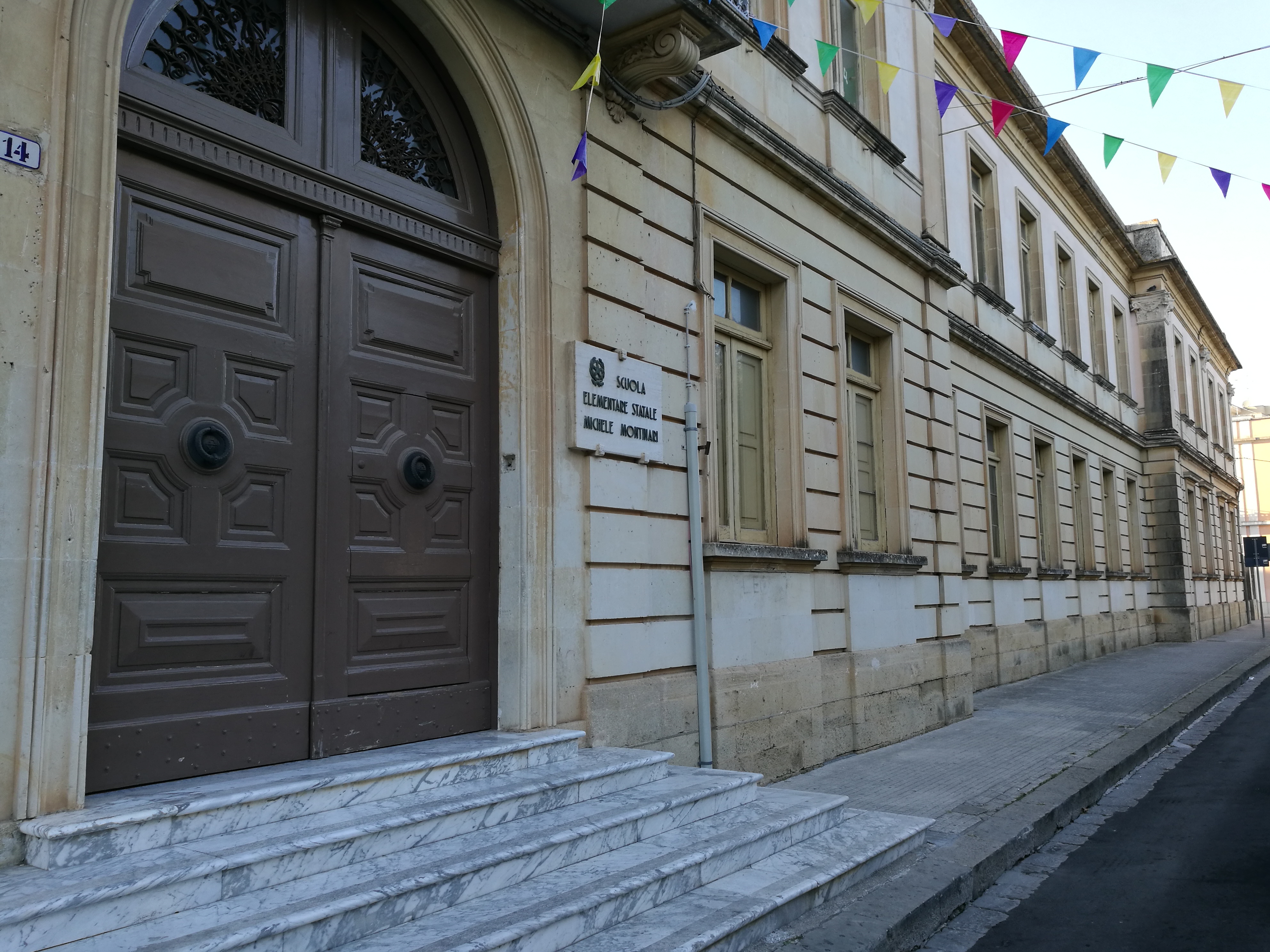 I lavori senza fine all'Edificio Scolastico di Piazza Cesari