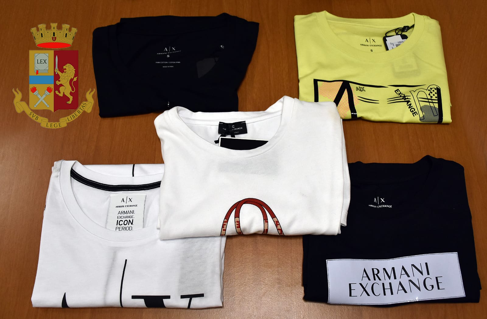 Rubano alcune magliette griffate in una boutique di via Roma, denunciati due coniugi ungheresi Rubano alcune magliette griffate in una boutique di via Roma, denunciati due coniugi ungheresi