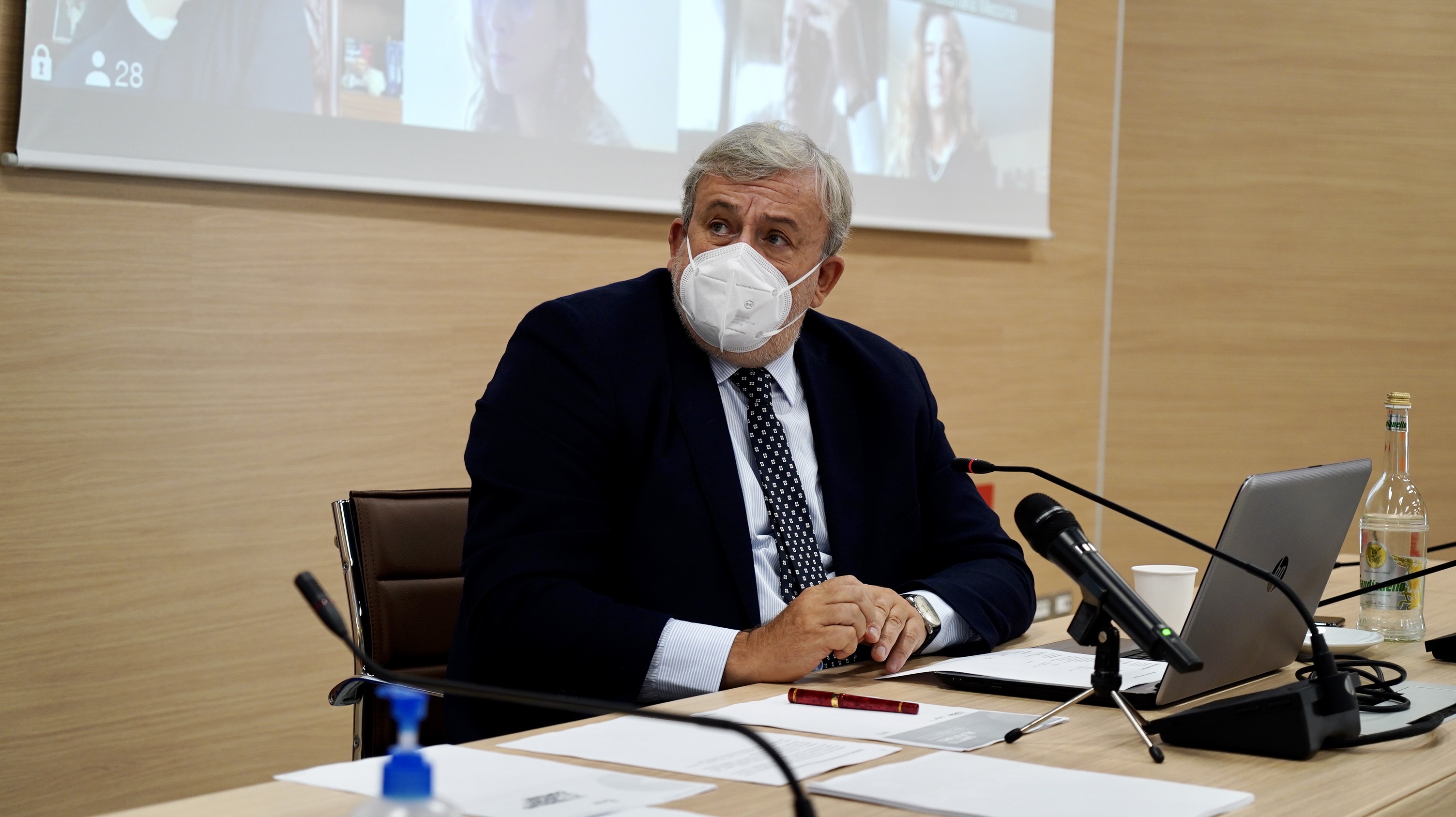 "Sono centinaia in Puglia gli studenti e gli insegnanti positivi al Covid e migliaia quelli in quarantena per contatto stretto con un positivo a scuola" "Sono centinaia in Puglia gli studenti e gli insegnanti positivi al Covid e migliaia quelli in quarantena per contatto stretto con un positivo a scuola"