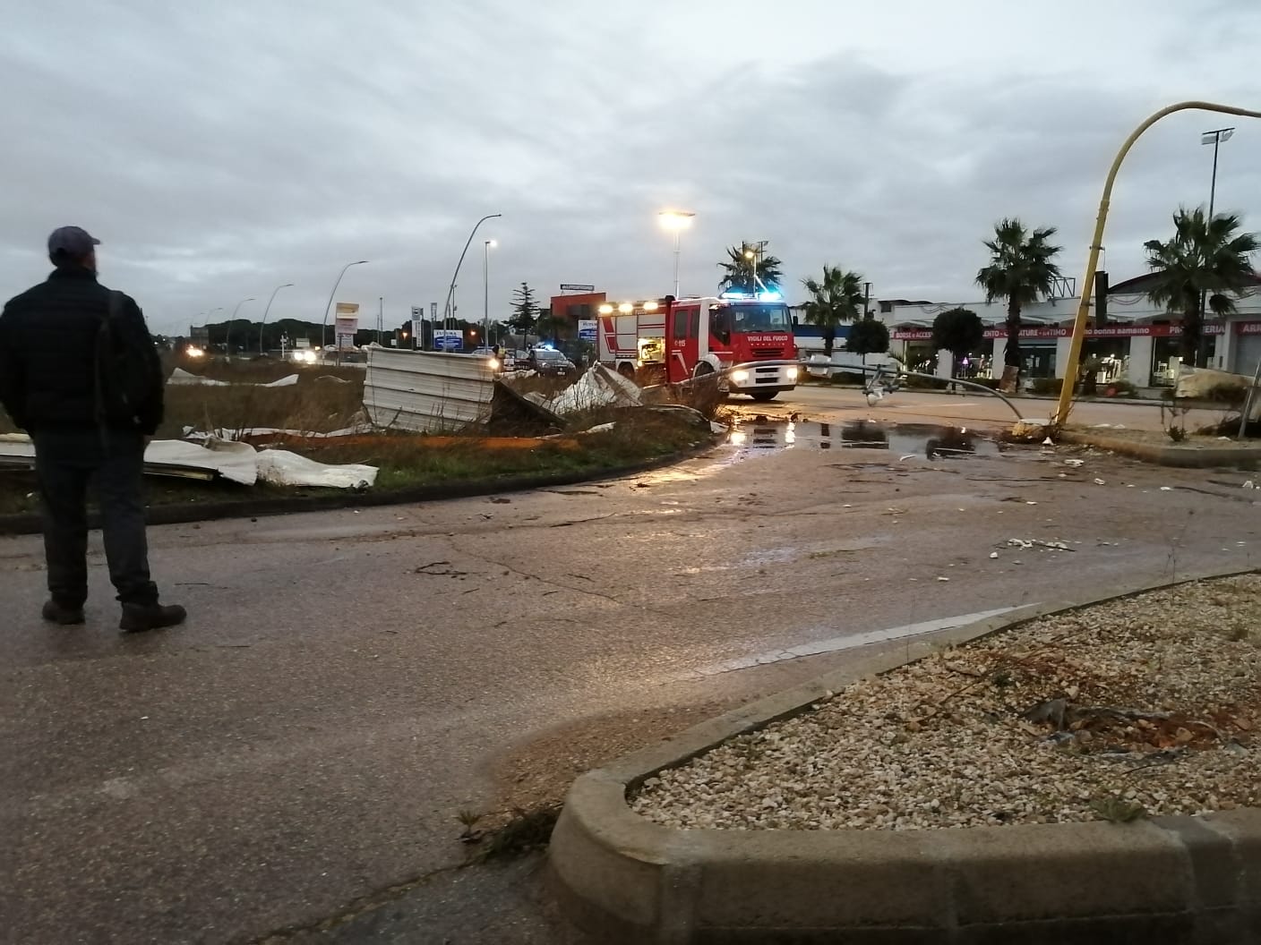 Violenta tromba d'aria si abbatte sulla zona industriale Galatina-Soleto. Danni ingenti