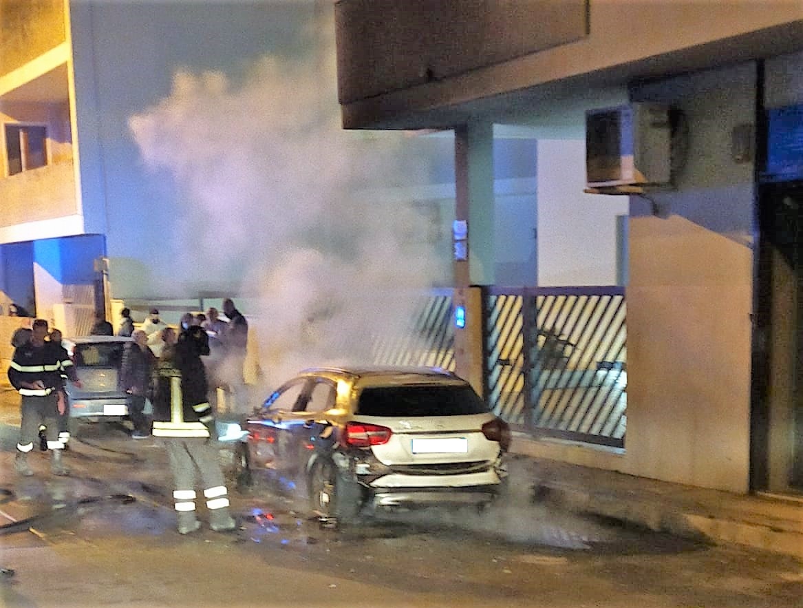 Mercedes in fiamme in via Latina a Galatina Mercedes in fiamme in via Latina a Galatina