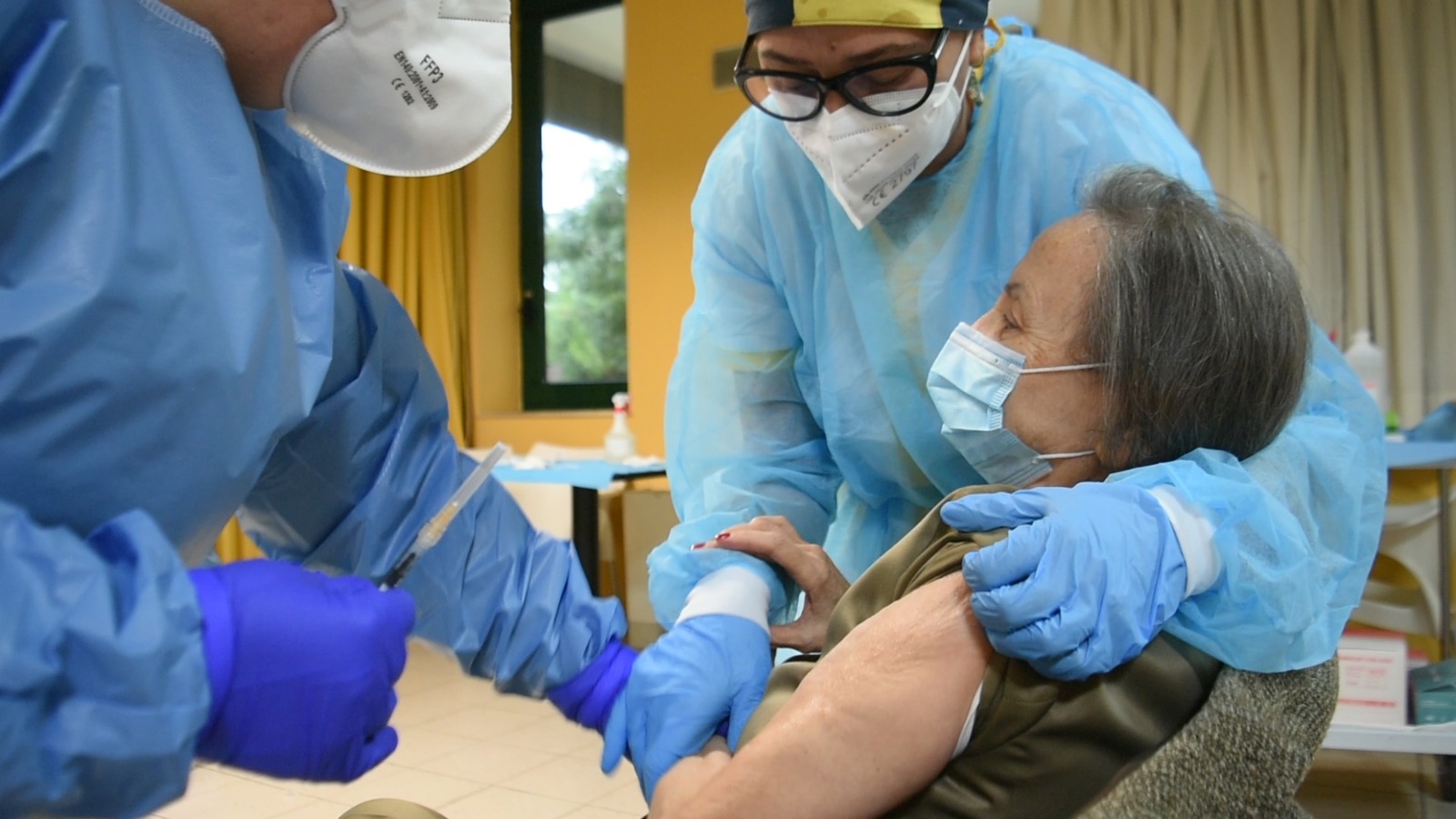 COVID-19. Scendono a 221 i nuovi contagiati pugliesi (17 nel Salento) ma i tamponi sono stati solo 1748. Ha 94 anni la prima vaccinata di Puglia