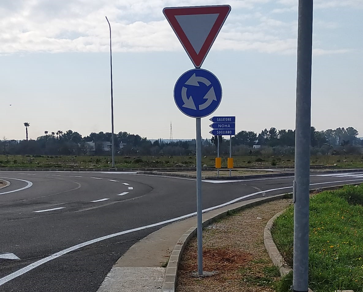 Tangenziale ovest di Galatina, segnali divelti e polemiche per alcune infelici loro installazioni
