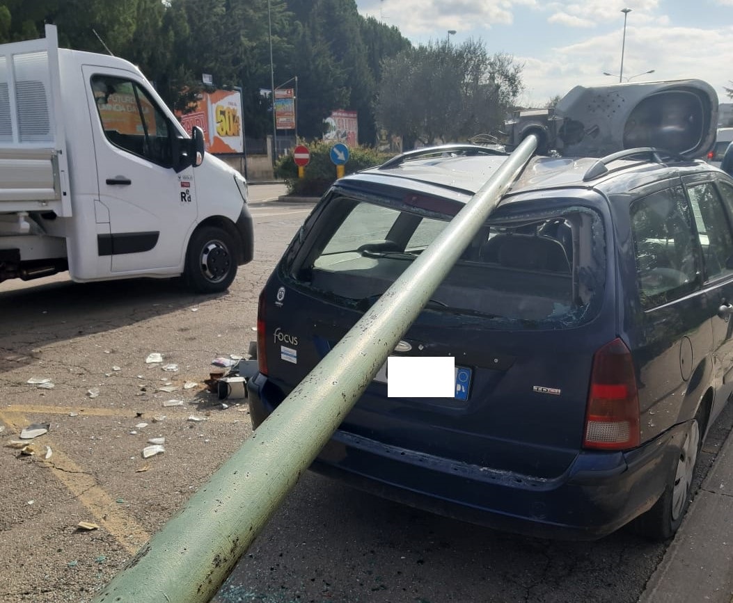 Auto schiacciata da un palo in viale Santa Caterina Novella a Galatina. Indenne il conducente