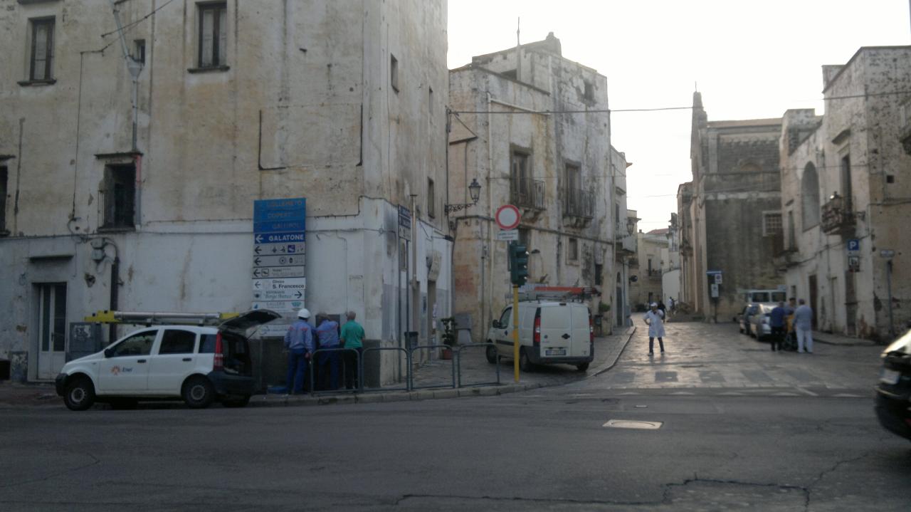 Pericolo in via d'Enghien. L'acqua fa 'scoppiare' un armadio elettrico incassato nel muro ad altezza d'uomo