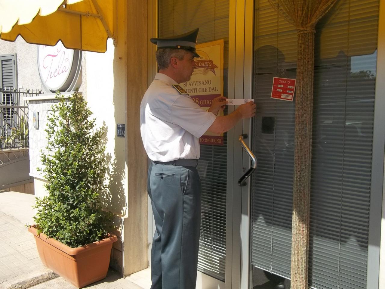 Chiusura temporanea per quattro negozi che non avevano emesso gli scontrini fiscali