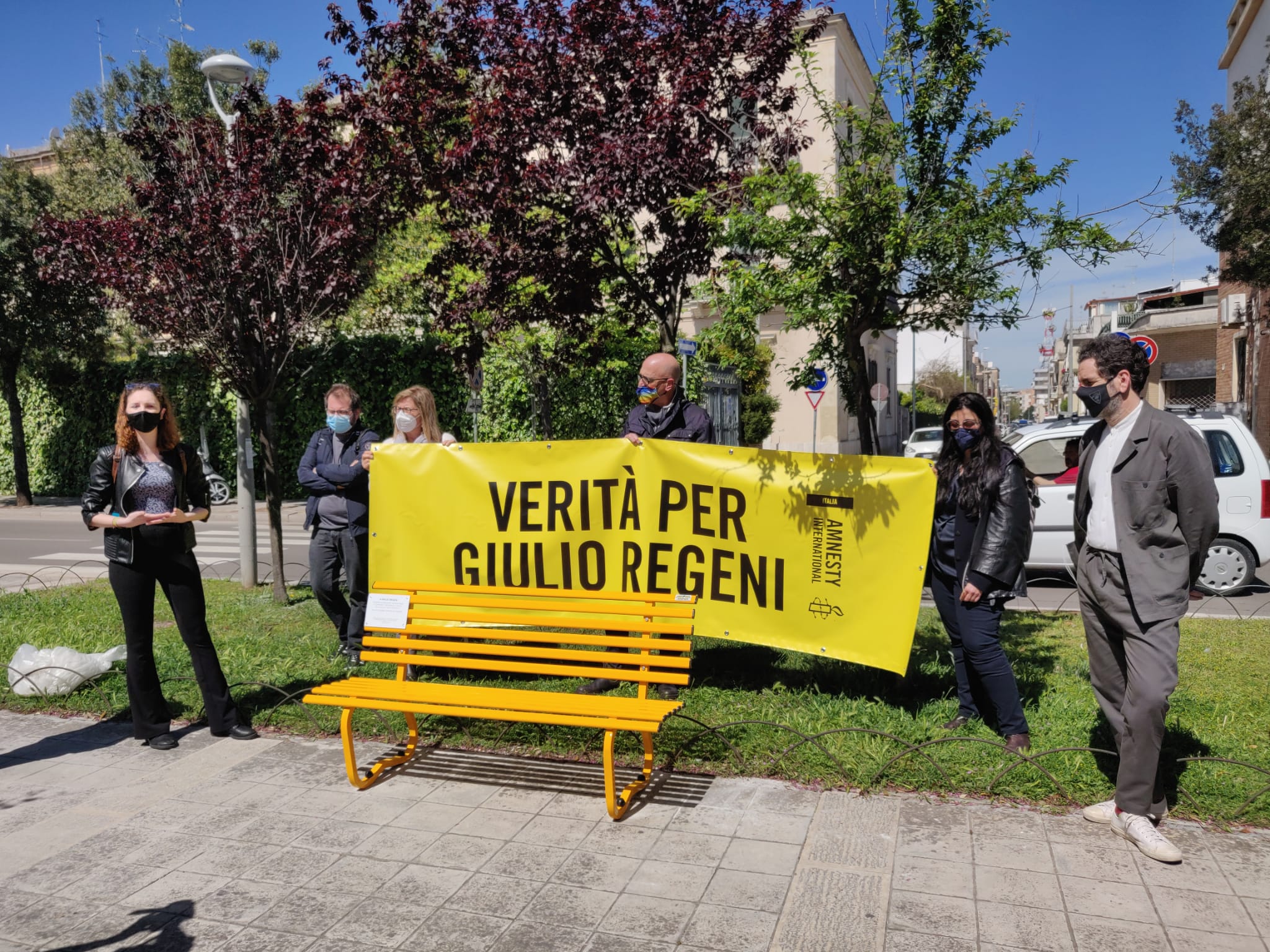 A Lecce una panchina gialla per Giulio Regeni