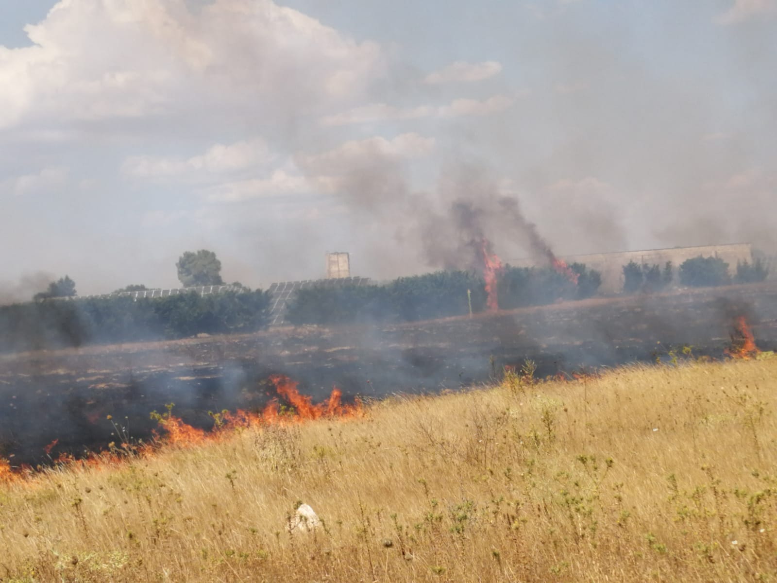Vasto incendio nella zona industriale Galatina-Soleto e nei pressi dell'aeroporto