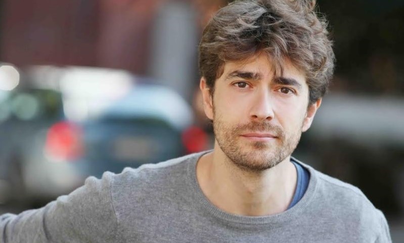 Giovanni Scifoni ad Aradeo con il suo libro “Senza offendere nessuno. Chi non si schiera è perduto” 