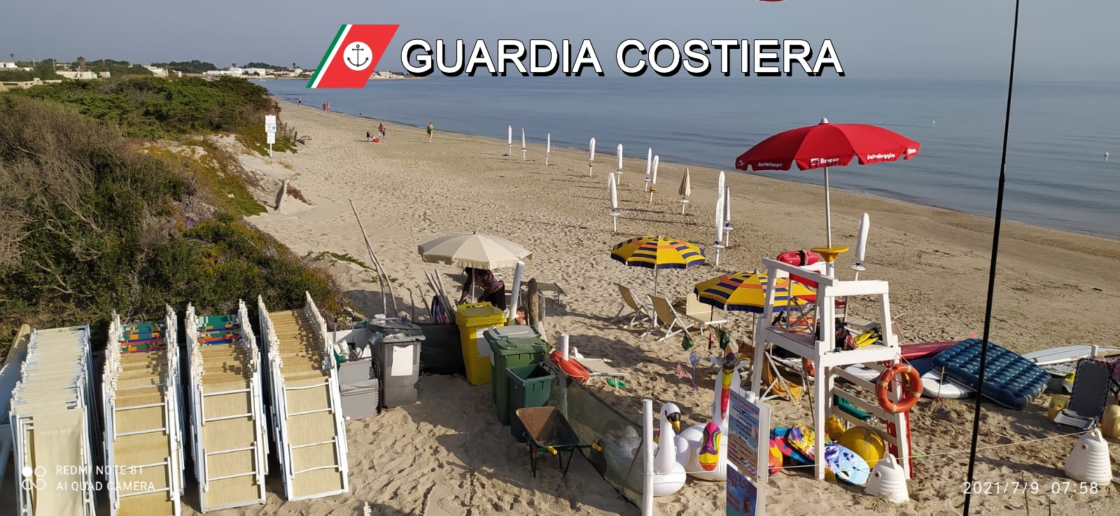 La Guardia Costiera 'libera' le spiagge salentine dagli ombrelloni abusivi