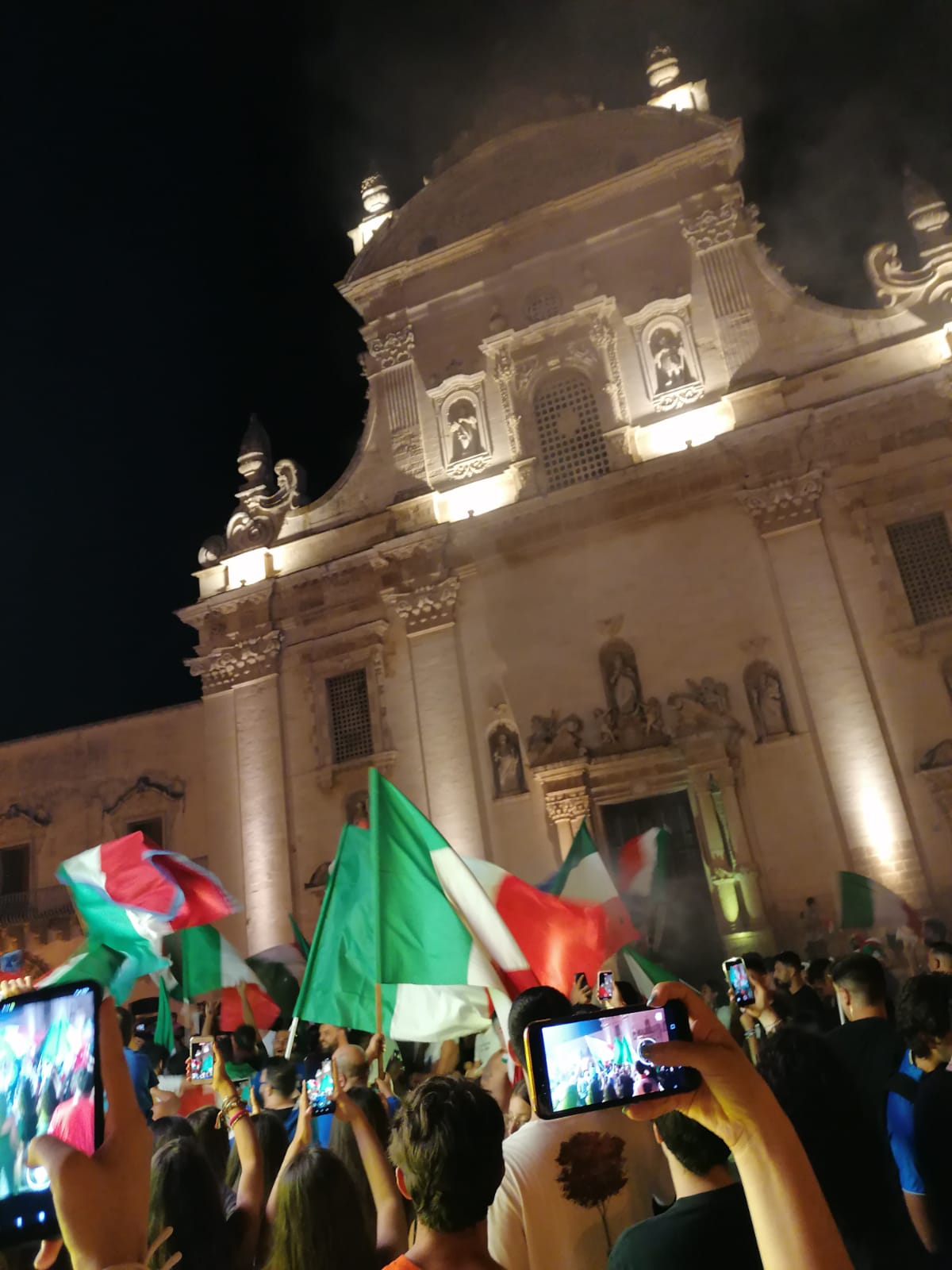 Sul tetto d’Europa, nel cuore degli italiani: anche la piazza di Galatina è tricolore