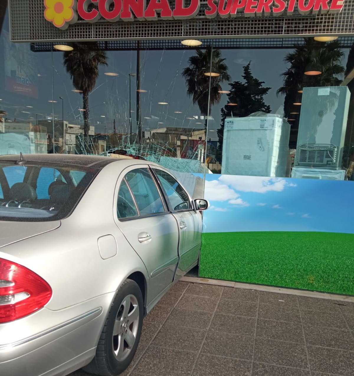 Sfonda con l'auto una vetrina del Supermac di Galatina. Guasto meccanico?