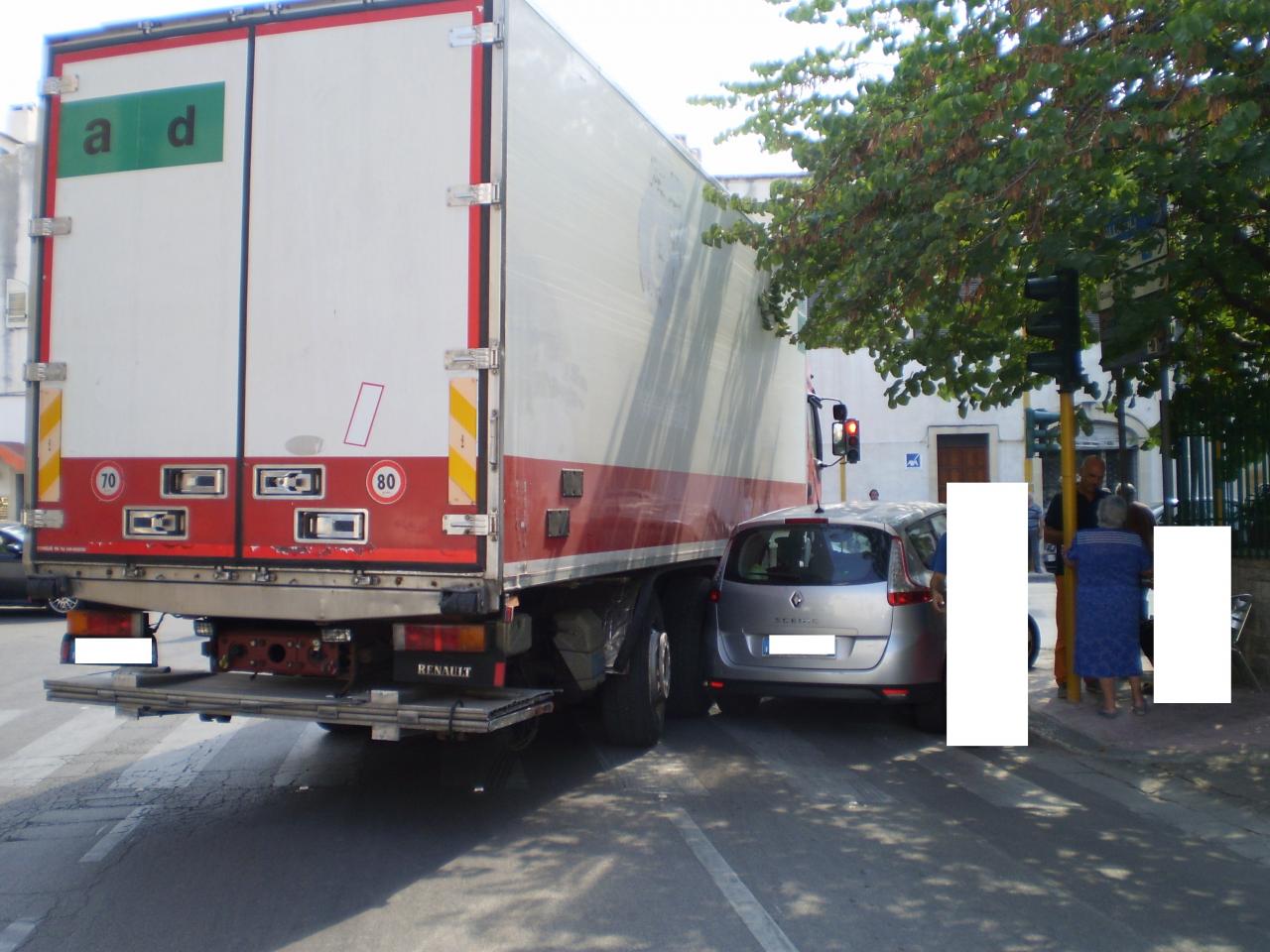 Paura al semaforo di corso Porta Luce, impatto fra auto e camion. Una signora incinta esce indenne dall'incidente