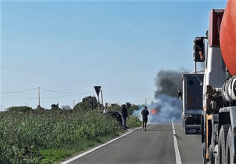 BMV a fuoco sulla Galatina Collemeto, indenne la giovane galatinese alla guida