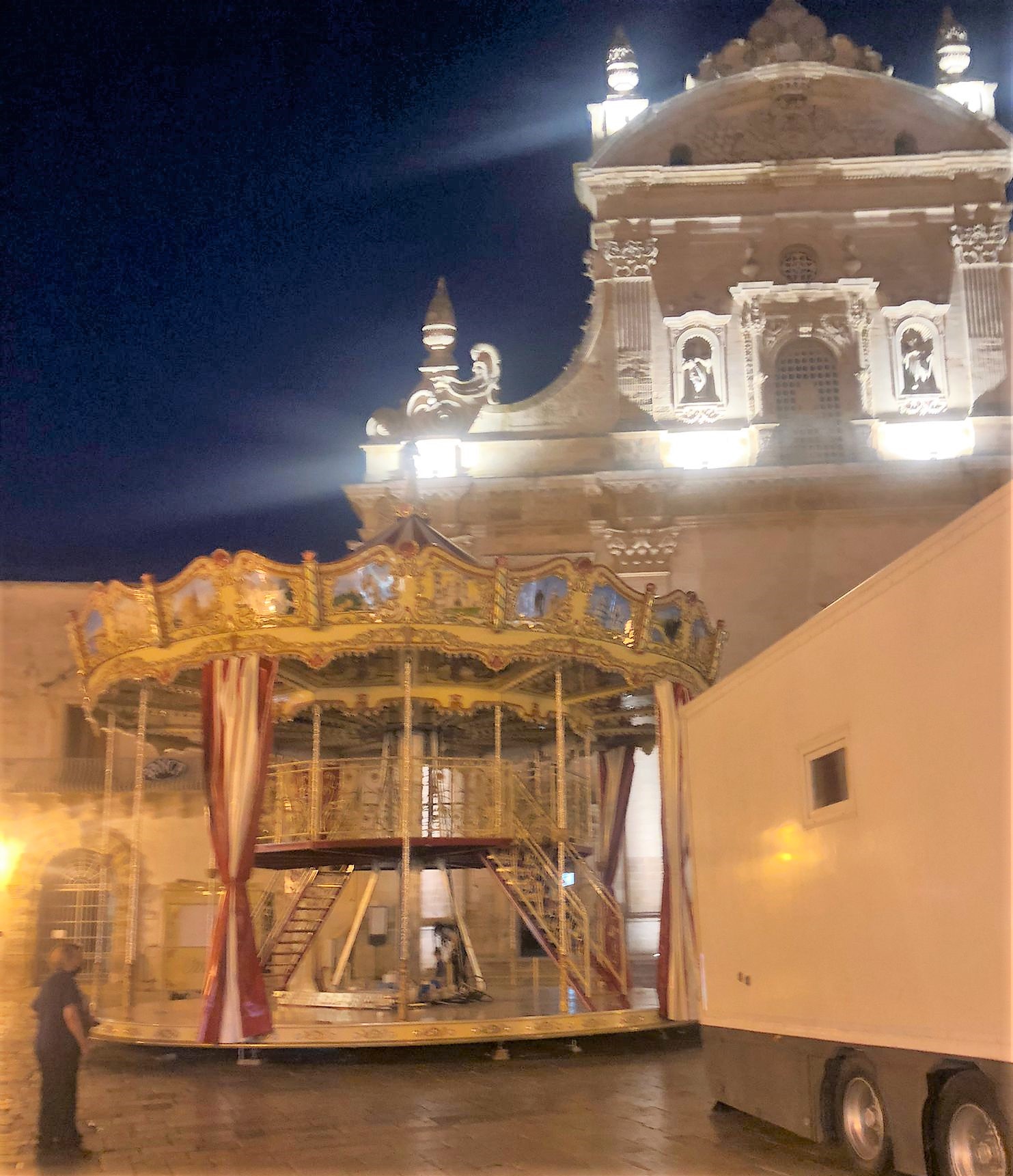 Meravigliosa. A Galatina la giostra a cavalli come nelle più belle piazze del mondo