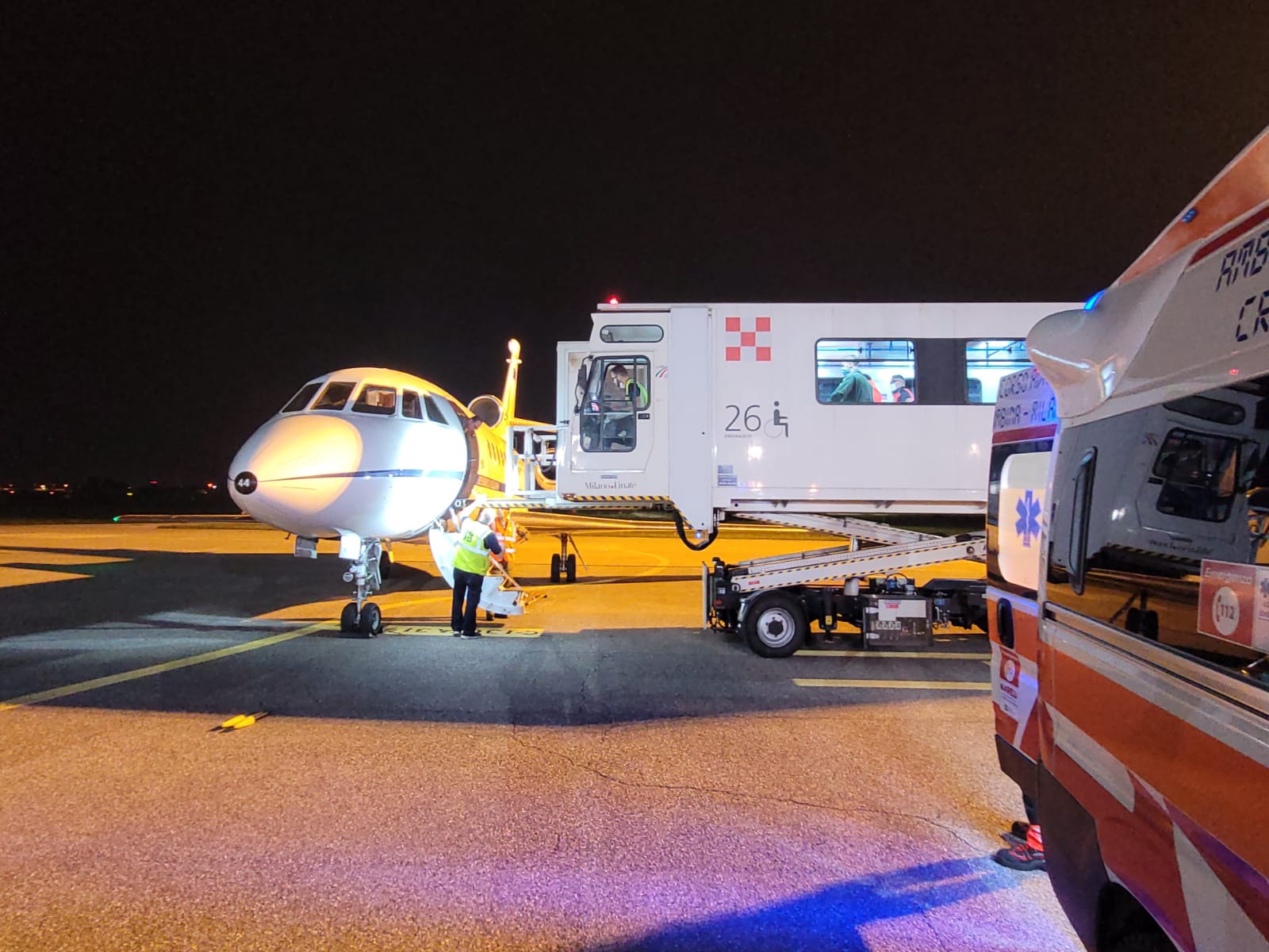 Volo d'emergenza da Brindisi a Linate di un trentunenne ricoverato a Lecce e in pericolo di vita