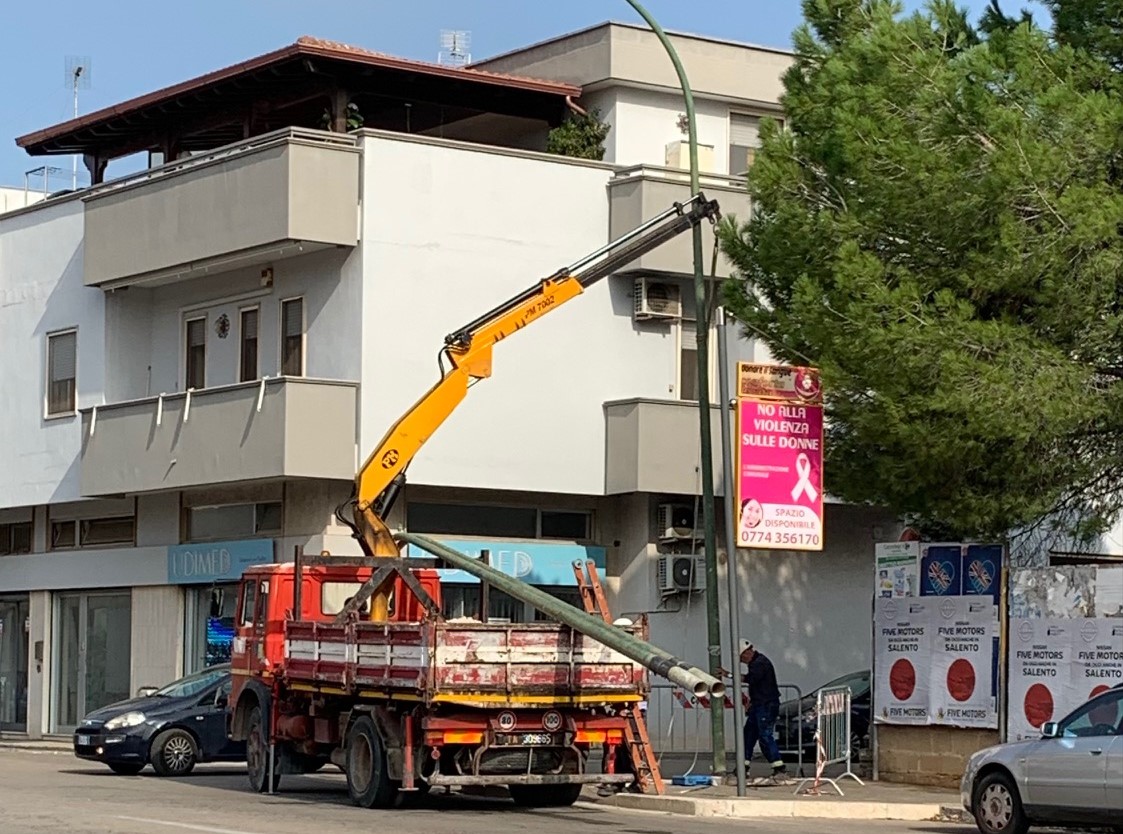 Iniziata la sostituzione dei pali della pubblica illuminazione di viale Santa Caterina Novella
