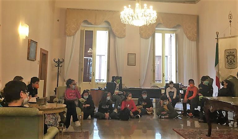 Due classi del Polo 2 studiano Dante nel centro antico di Galatina Due classi del Polo 2 studiano Dante nel centro antico di Galatina