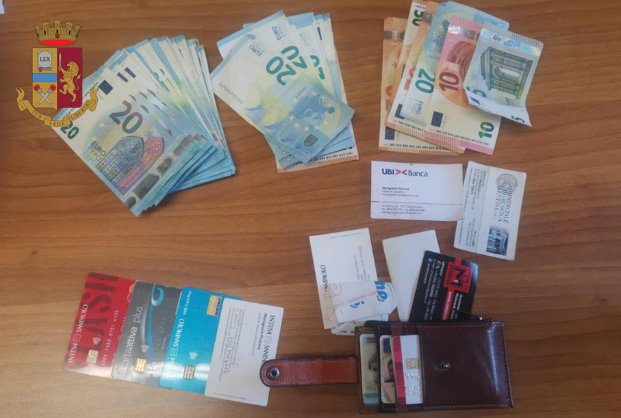 Usa il bancomat contenuto in un portafogli trovato per caso, denunciato