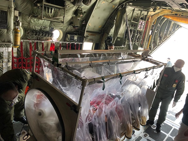 Bimba di sei mesi positiva al covid trasferita in C-130 da Galatina a Brescia per un trapianto di midollo