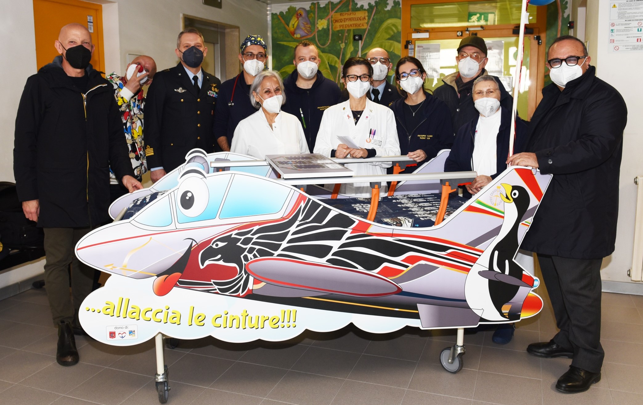 Gli uomini dell'Aeroporto di Galatina donano una ludobarella all'Oncologico pediatrico del Fazzi