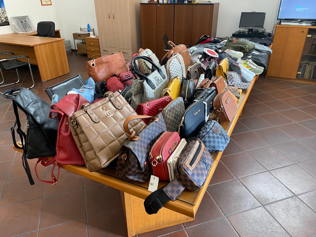 La Polizia Municipale di Galatina durante il mercato del giovedì sequestra 96 capi ed accessori contraffatti 